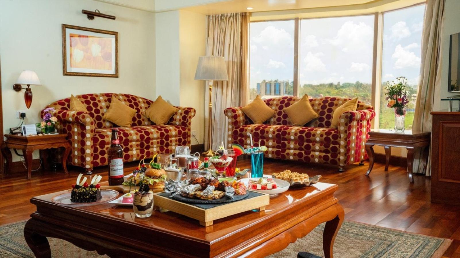 Ramada Plaza By Wyndham Palm Grove Otel Mumbai Dış mekan fotoğraf A living room in a suite at the Taj Bengal